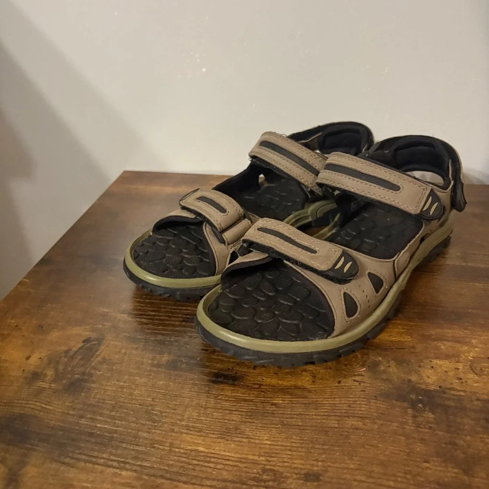 Ozark Trail Tan & Black Hobbs V Sandals Adjustable Strap Outdoor Hiking (Men 7)‎